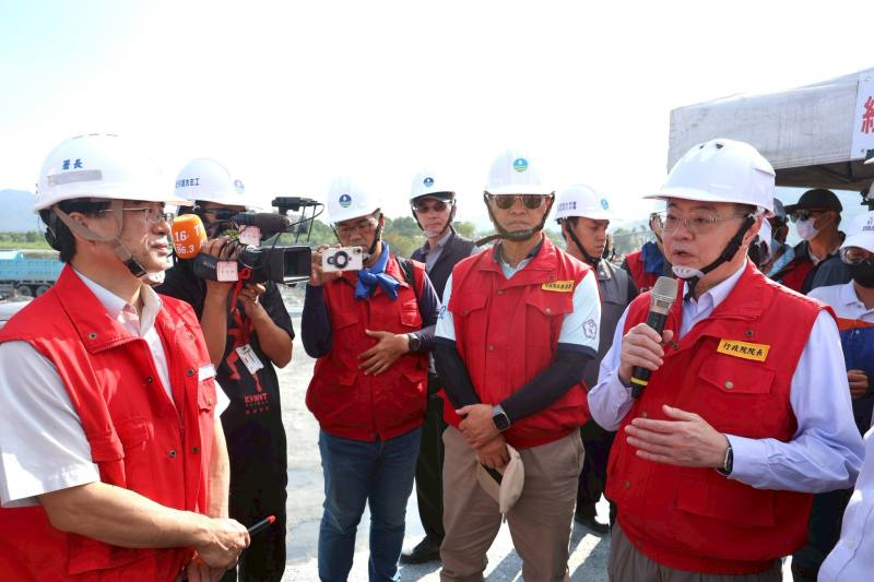 行政院長卓榮泰視察第一階段土堤構築成果