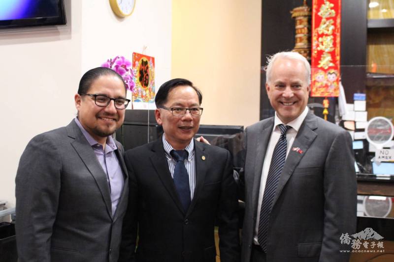駐溫哥華辦事處邱建義副處長(中)與國會議員Billy Morin(左)、國會議員Kelly McCuly合影