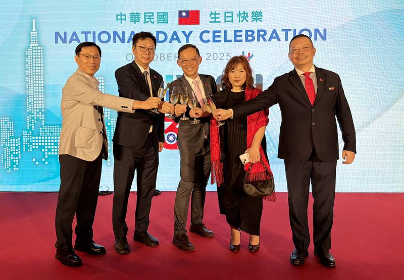 駐印度代表處8日晚間在新德里舉辦國慶酒會，印度貴賓、媒體及台商應邀出席。駐印度代表陳牧民（中）率眾為中華民國慶生