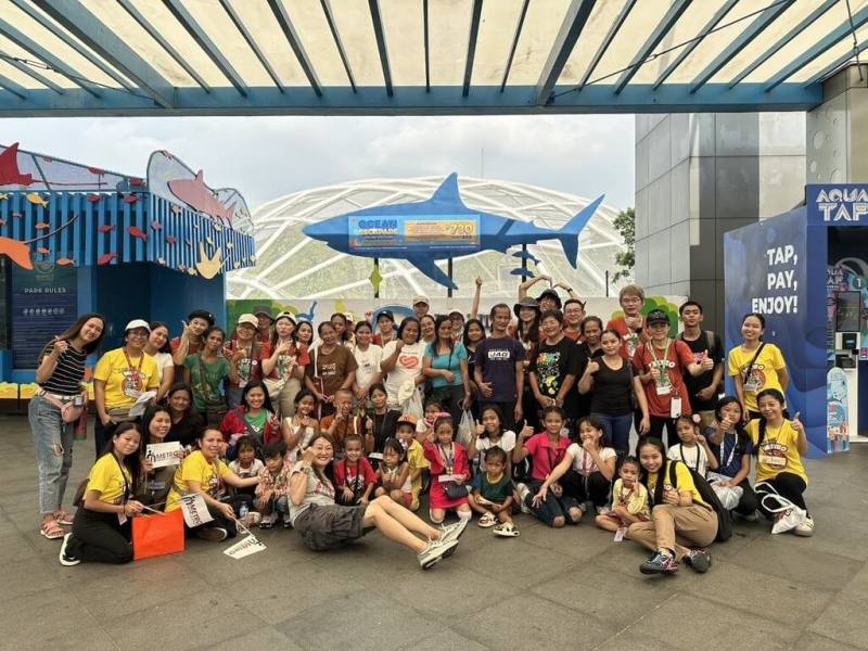 一群台灣人利用國慶連前來馬尼拉探望貧童，在國際非營利組織「大都會國際兒童事工」的安排下，帶他們到馬尼拉海洋公園遊玩，傳遞台灣人的愛與關懷。（大都會國際兒童事工提供）