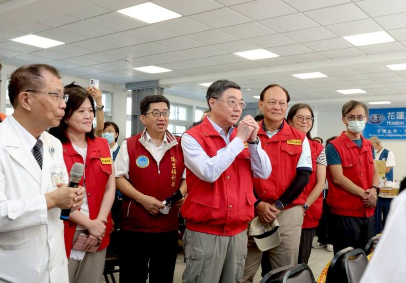 行政院長卓榮泰慰勉醫療站第一線醫護同仁辛勞及防疫貢獻