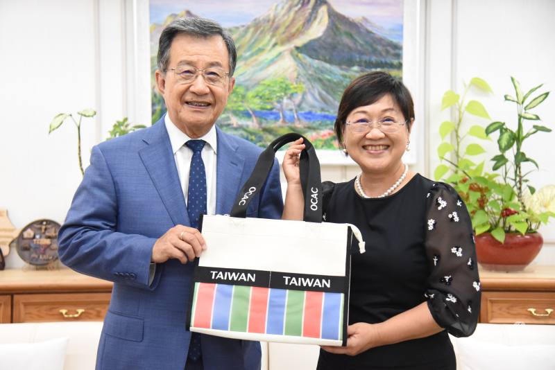 114年國慶僑胞致詞代表吳光宜（左）拜會僑委會委員長徐佳青（右）