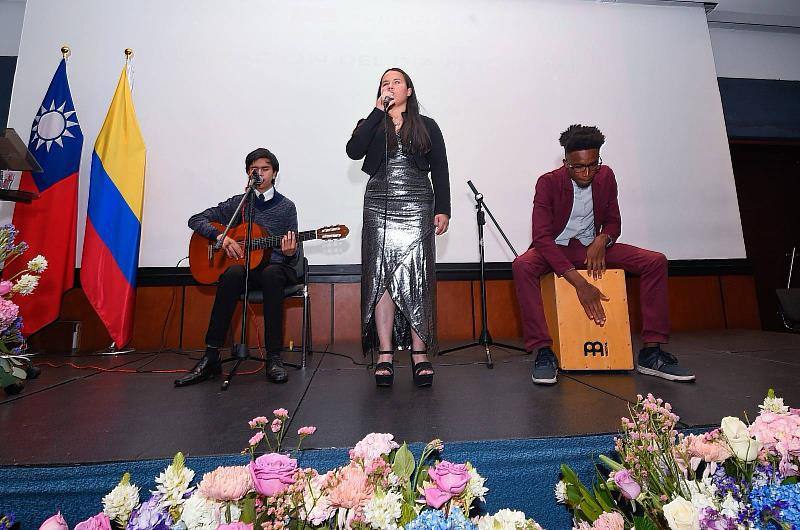 視障學生蒙羅伊（María Alexandra Monroy）以純正發音深情演唱臺灣歌曲〈感恩的心〉