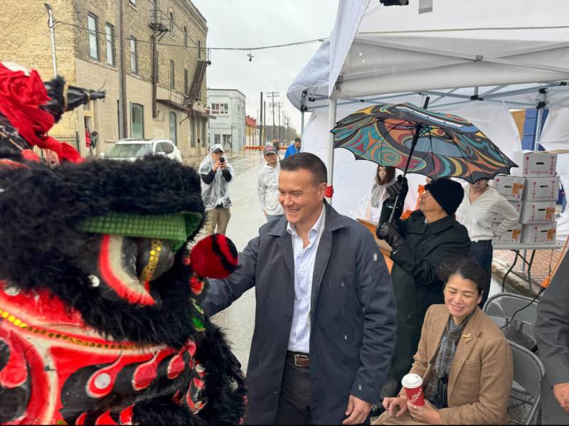 加拿大曼尼托巴省中華文化社5日在首府溫尼伯（Winnipeg）舉辦雙十國慶升旗典禮，台裔省議員兼環境氣候變遷廳長莫耶斯（Mike Moyes）為舞獅點睛。（駐多倫多辦事處提供）