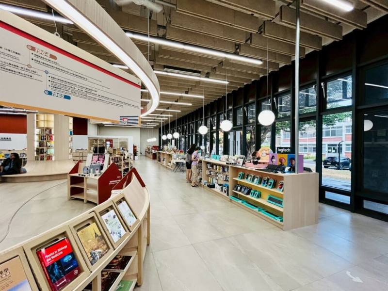 2024年開幕的麗文校園書局成大店是楊宏文的新嘗試，與校內博物館共構，強調展示與跨域合作。（麗文文化提供）