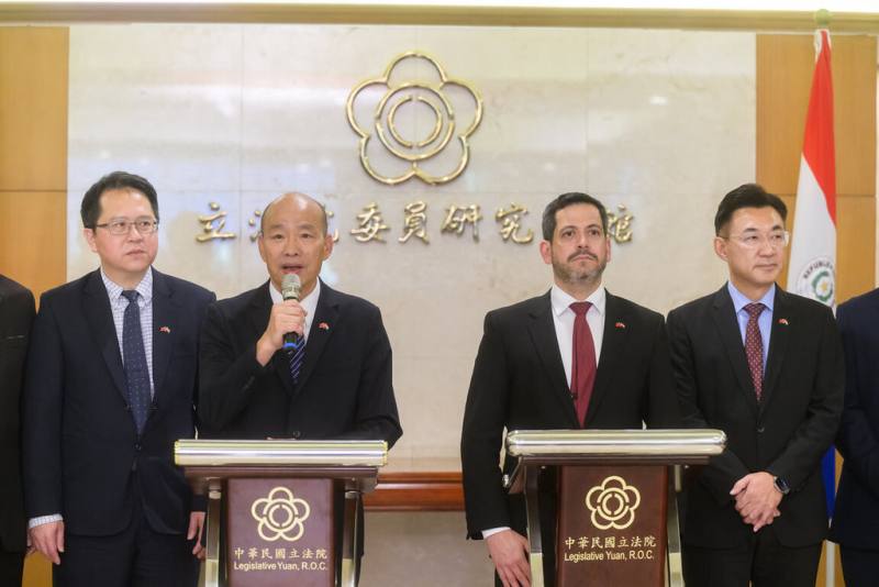 立法院長韓國瑜（左2）今天在立法院副院長江啟臣（右1）、民進黨立委邱志偉、國民黨立委黃仁（左1）等人的陪同下，於立法院款宴友邦巴拉圭共和國眾議院議長拉多雷（右2）一行。 （立法院提供）