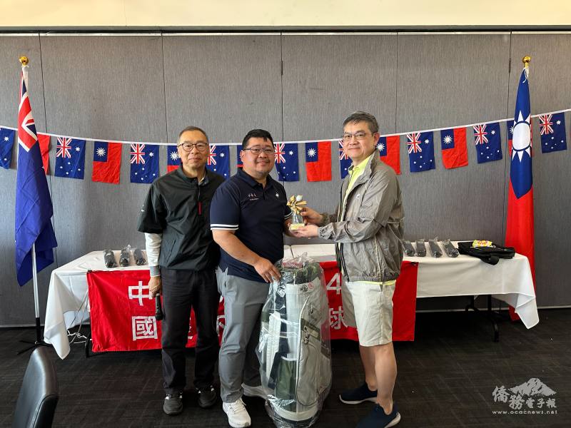 副組長戴東榮代表頒贈冠軍獎盃予Justin Wu