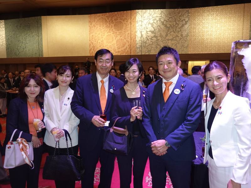 駐日代表處8日在東京舉辦國慶酒會，日華懇會長古屋圭司致詞表示，日本與台灣是以深厚情誼相連的夥伴，期盼今後關係更加緊密，日華議員懇談會也將全力推進這項使命