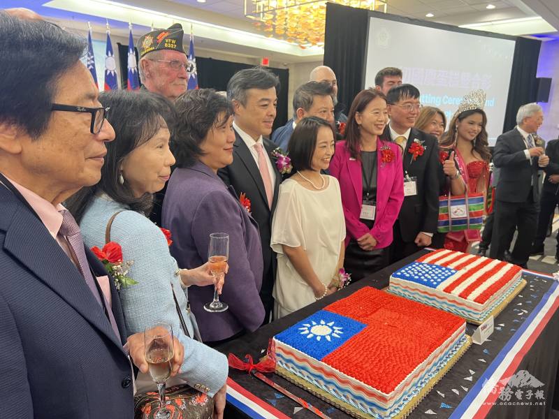 處長伍志翔與貴賓共切蛋糕慶雙十