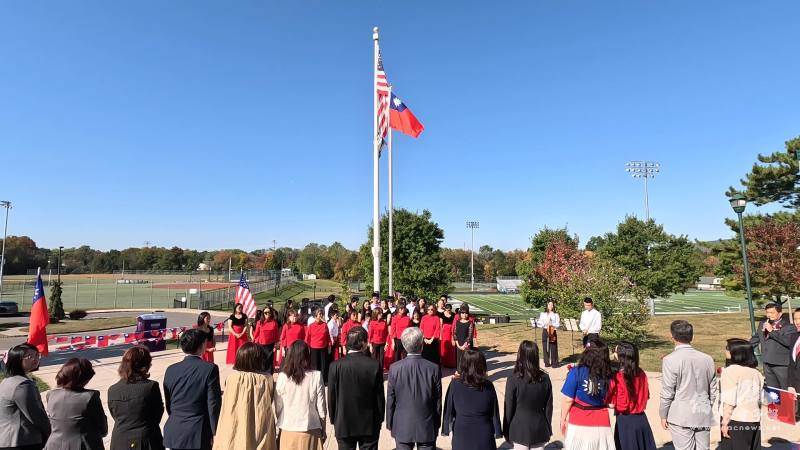 看著國旗冉冉升起，飄揚在美國的土地上，令許多僑胞感動