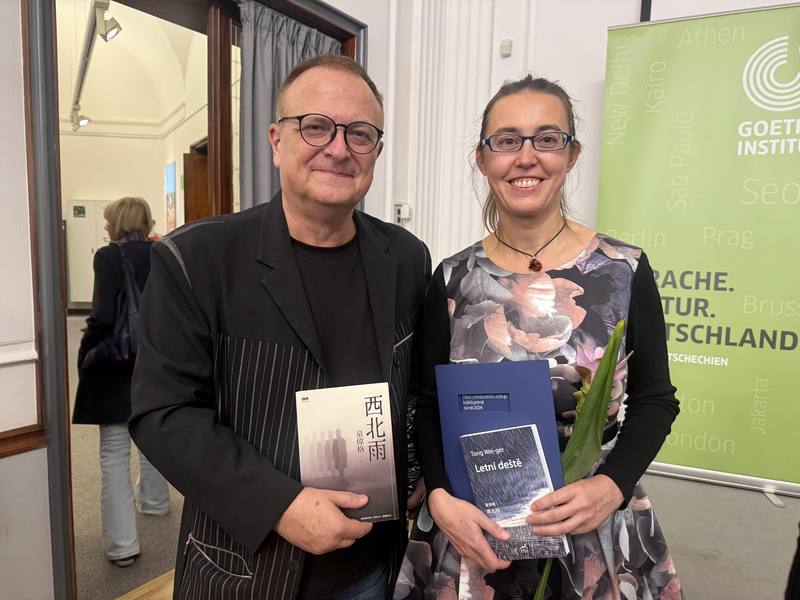 台灣作家童偉格的小說「西北雨」捷譯本獲捷克翻譯界最具聲望的「約瑟夫榮曼翻譯獎」的「創意獎」。譯者白蓮娜（右）與麋鹿出版社創辦人湯瑪士．瑞杰可（左）合影。