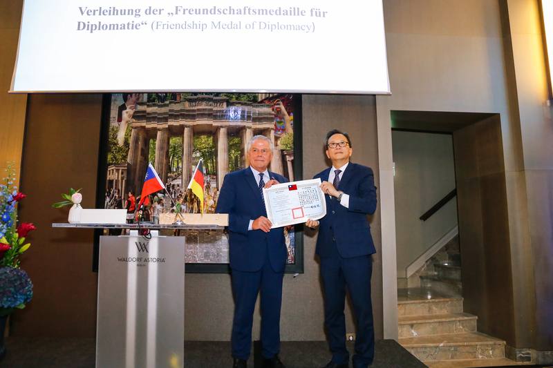 駐德代表谷瑞生（右）7日代表外交部頒發「睦誼外交獎章」予德國資深國會議員威爾許（左），肯定與感謝他擔任15年德國國會友台小組的貢獻。（駐德代表處提供）