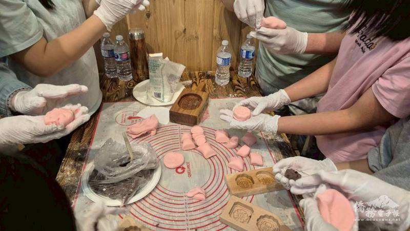 參與者們親自動手操作進行紅龜粿的製作