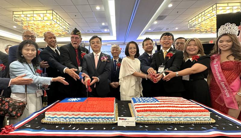 駐舊金山辦事處8日舉辦國慶酒會，台灣及美國國旗蛋糕象徵台美友誼