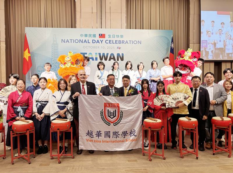 越華國際學校的學生為駐胡志明市辦事處114年雙十酒會帶來相聲、擊鼓與舞獅演出，十分用心
