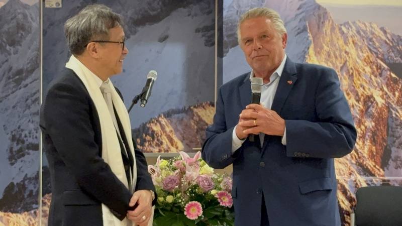 威爾許在謝志偉駐德9年期間，兩人共同為推動台灣參與世界衛生組織（WHO）、國際民航組織（ICAO）努力，培養出深厚革命情誼。8月謝志偉卸任駐德代表一職轉戰歐盟，威爾許特來餞別，表示為了台灣「兩人在歐盟還會相見！」