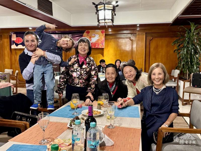 哥國僑胞祖母、女兒及孫子三代一同相聚並與大家同樂景象