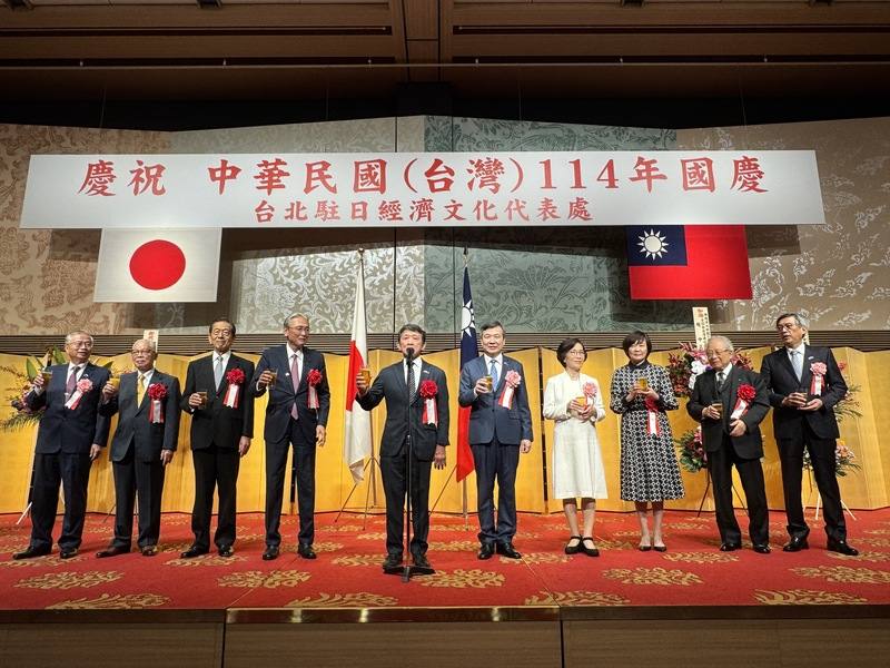 駐日代表處8日在東京舉辦國慶酒會，現場嘉賓雲集。日本中華聯合總會會長羅鴻健（中）帶領舉杯，左起駐日副代表蔡明耀、全日本台灣連合會長趙中正、日本台灣交流協會會長隅修三、日華懇會長古屋圭司、羅鴻健、駐日代表李逸洋與夫人、安倍昭惠、東京國際大學理事長•總長倉田信靖、駐日副代表周學佑