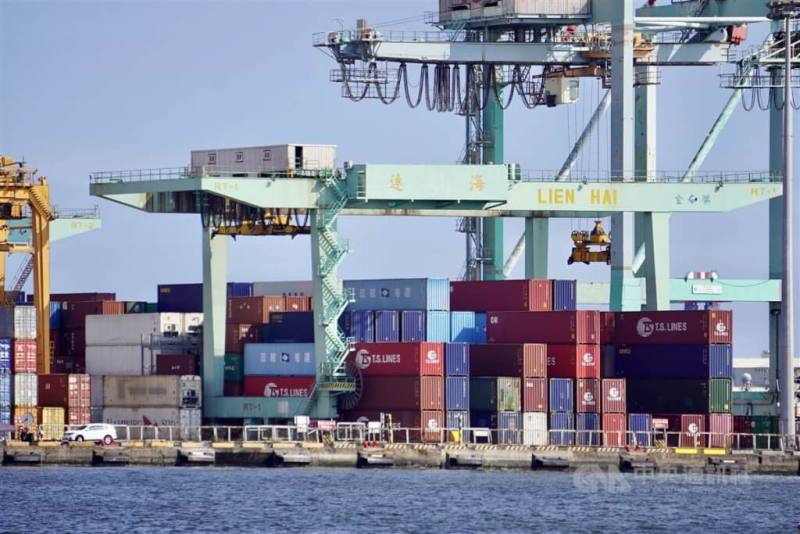 圖為高雄港區碼頭內貨櫃堆疊。（中央社檔案照片）