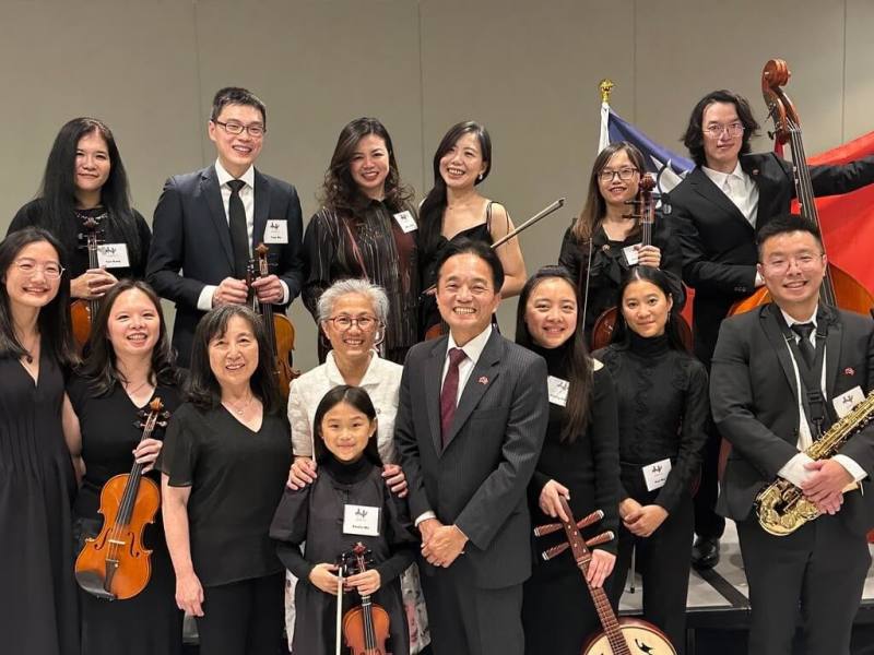 「丹麥台灣愛樂」室內樂團是旅丹專業僑胞自發組成的，成員除音樂家外，還有科學家、半導體工程師、電腦工程師和銀行高階主管，在國慶酒會初試啼聲，展現台灣音樂之美。（駐丹麥代表處提供）