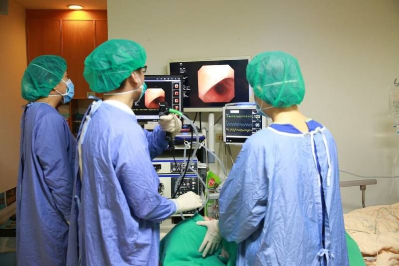 花蓮馬太鞍溪堰塞湖洪災重創光復鄉，有災民在洪水中多次遭泥流沖擊，獲救送醫後，花蓮慈濟醫院團隊發現他咳出的濃痰混有泥沙細石，遂以支氣管鏡為災民肺部「清淤」。（花蓮慈濟醫院提供）