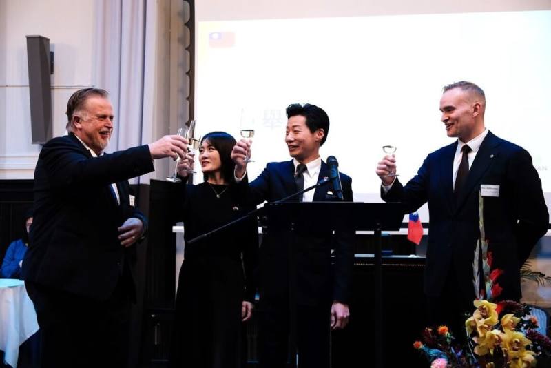 駐芬蘭代表處代表林昶佐夫婦（中）與芬蘭國會友台小組第一副主席哈雅內（Atte Harjanne，右1）及第二副主席聶米（Veijo Niemi，左1）在國慶酒會舉杯向出席嘉賓致意。（駐芬蘭代表處提供）