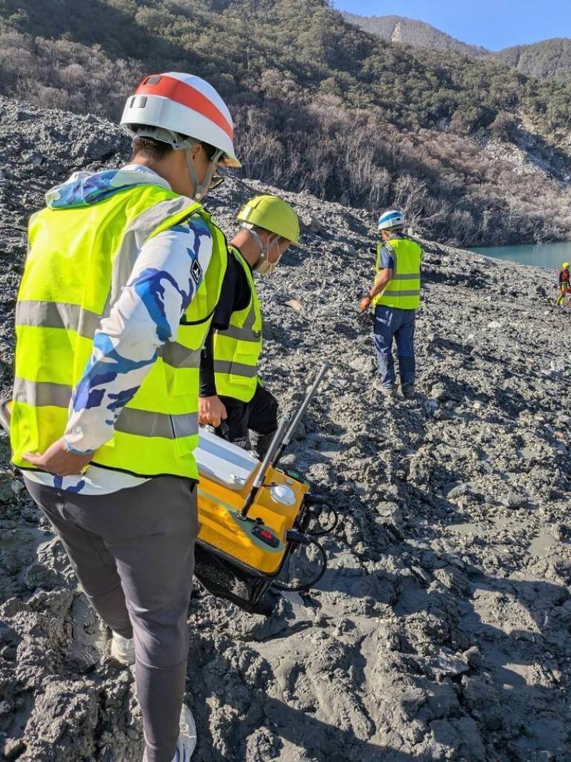 空勤黑鷹直升機9日搭載台大、成大團隊人員，攜帶減災無人艇與水位監測設備等前往花蓮馬太鞍溪堰塞湖區，與消防署特搜共同執行壩體減災工程可行性評估相關作業。（空中勤務總隊花蓮駐地勤務第一大隊第三隊提供）