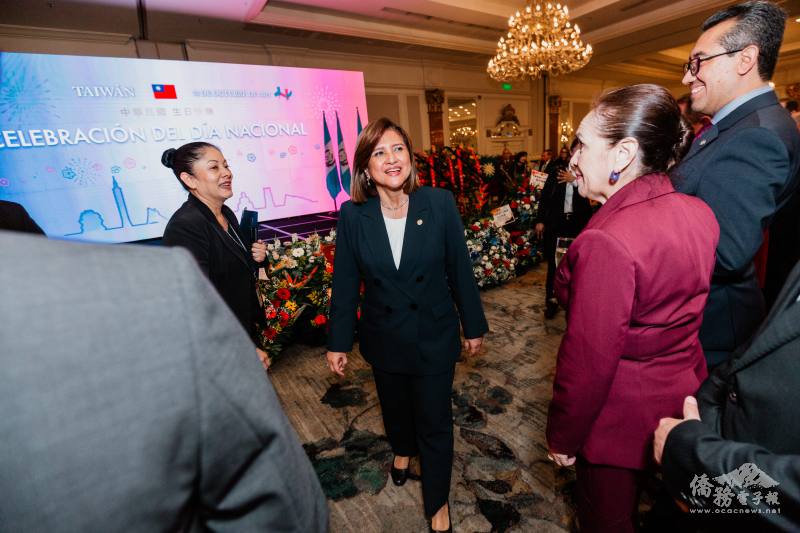 瓜地馬拉副總統艾蕾拉博士親臨會場致意