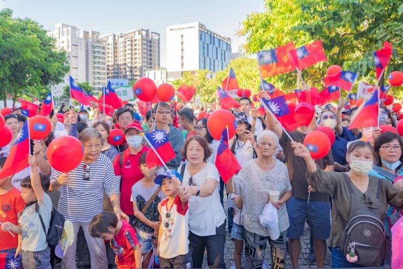 桃園今年以「國慶齊聚．桃園永續」為主題，首度將升旗典禮移師親子公園舉辦，10日不少民眾都到現場共襄盛舉。（桃園市政府提供）