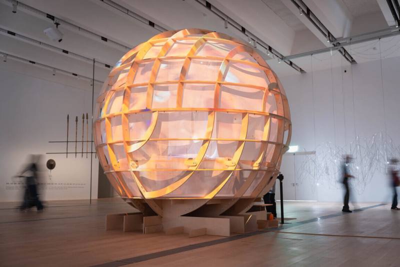 新北市美術館10日國慶日免費開放參觀，館內目前有「建築的恐懼與療癒」等主題展覽正在展出中，歡迎民眾走訪體驗。（新北市文化局提供）