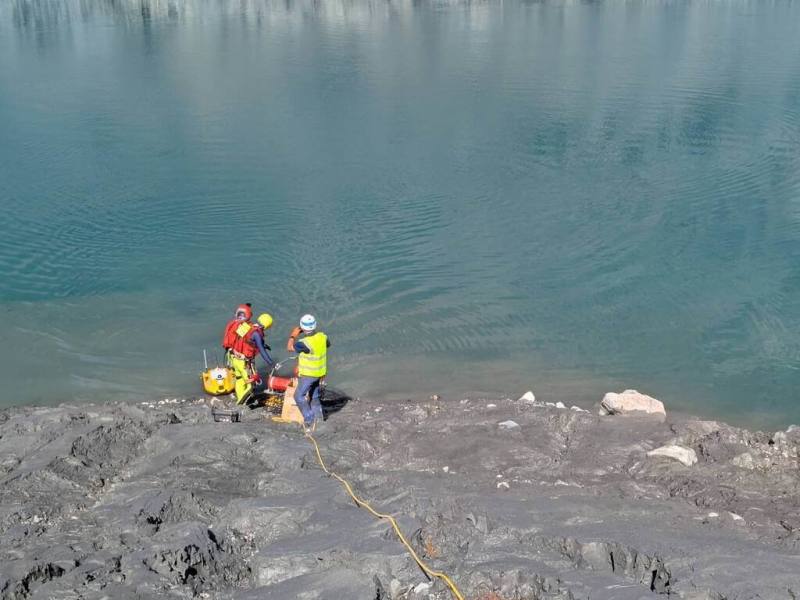 馬太鞍溪堰塞湖雖目前仍是持續紅色警戒，空中勤務總隊直升機9日搭載台大、成大團隊成員等人前往湖區布設監測設備，同時進行空勘。（空中勤務總隊花蓮駐地勤務第一大隊第三隊提供）