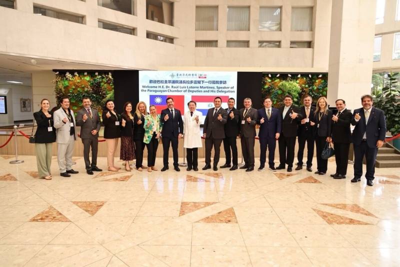 巴拉圭18人國會代表團應邀來台參與雙十國慶盛會，9日專程前往台北榮民總醫院參訪，顯示對台灣醫療實力與合作的高度重視。（台北榮總提供）