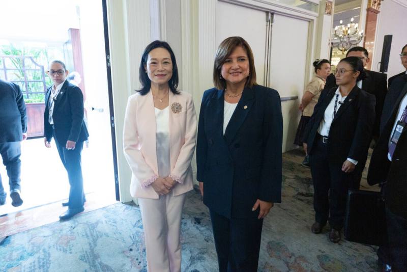 駐瓜地馬拉大使館8日舉辦國慶酒會，駐瓜國大使張俊菲（左）迎接瓜國暫代理總統職務之副總統艾蕾拉（右）出席。（駐瓜地馬拉大使館提供）