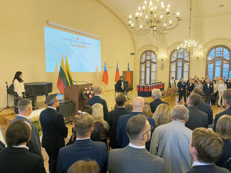 駐立陶宛代表處今年國慶酒會邀請音樂家，以手風琴演奏台灣與立陶宛國歌。