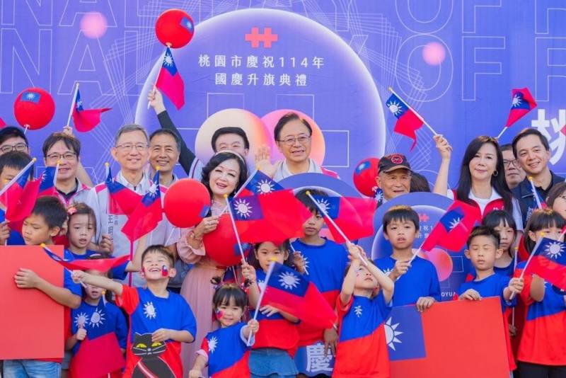 桃園市慶祝114年國慶升旗典禮10日登場，市長張善政（後中右）表示，當前國內政局分歧，呼籲各黨派拋下成見，一起為中華民國加油打拚。（桃園市政府提供）
