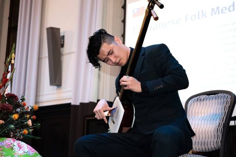 駐芬蘭代表處114年國慶酒會邀請就讀芬蘭西貝流士音樂學院（Sibelius Academy）的台灣音樂家倪瑞興，以三味線結合搖滾，演奏台芬兩國民謠，廣受好評。（駐芬蘭代表處提供）