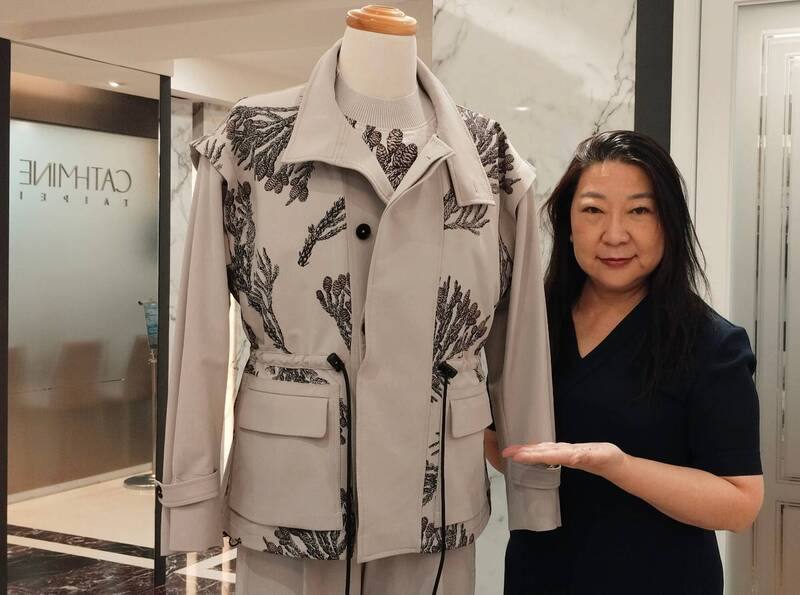 2025年大阪世博的宗旨是實現永續發展。台灣館導覽服由「紡織循環聯盟」成員卓蓉制服打造，負責的設計師廖佳琳接受中央社訪問表示，在選擇布料時，就考慮到應結合世博宗旨，所以採用可回收的環保材質，其中還含有玉米纖維與牡蠣殼。