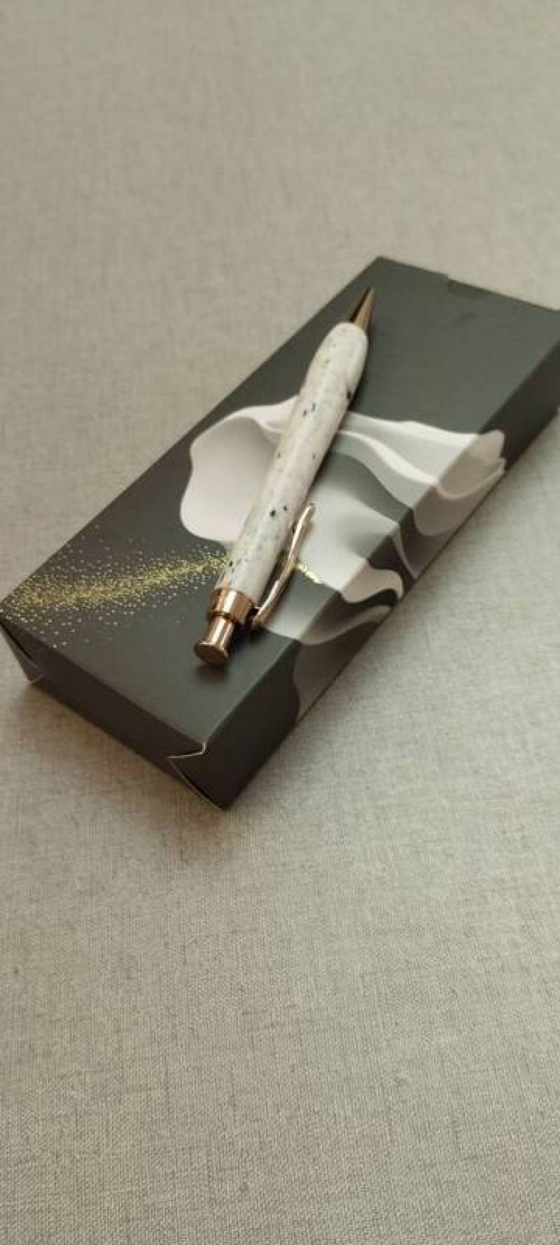 環境部推動循環經濟，2024年主導設立「紡織循環聯盟」，卓蓉制服是成員之一，負責人廖佳琳2025年在製作衣服時，將剩下邊角布料處理做了改變，不再當垃圾丟棄，而是蒐集起來，委託環保創意的筆商製作成各種不同顏色外觀的筆，贈送給客戶，環保又有特殊意義。