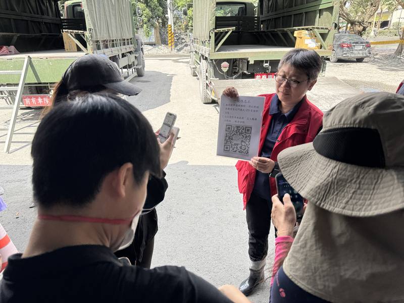 花蓮光復災區志工保險從10日下午1時起開放「鏟子超人」投保，申辦保險地點為光復車站旁志工服務分配站大帳篷區，掃描QR code後投保，時間為每天上午8時至下午4時。