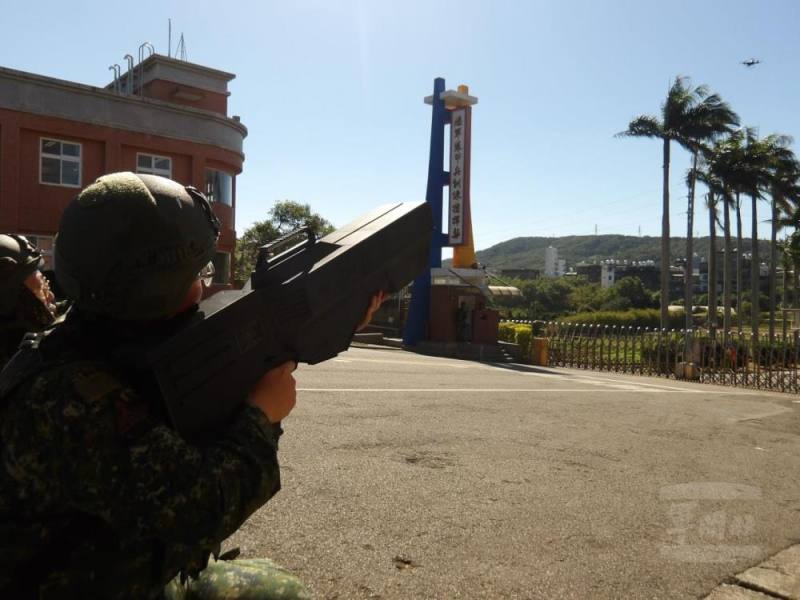 陸軍裝甲兵訓練指揮部實施營區安全防護演練。（裝訓部提供）