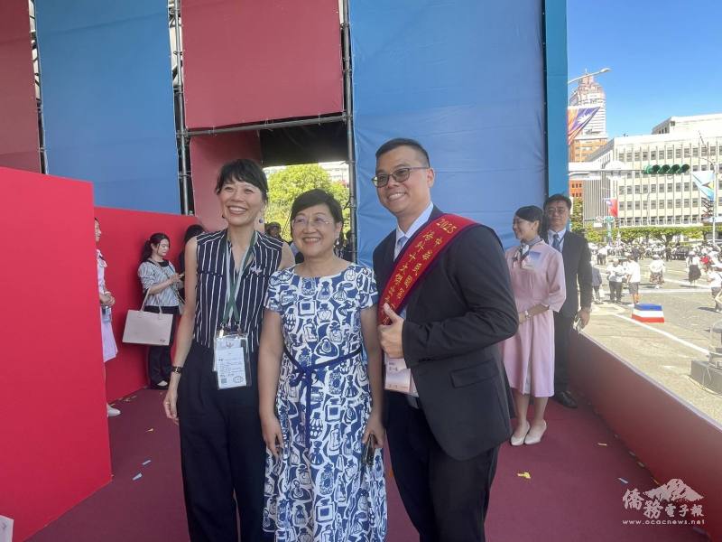 僑務委員會委員長徐佳青和僑胞於大會現場合影