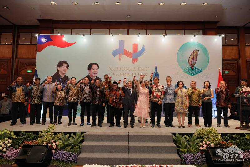 邱陳煜與嘉賓共同祝酒，慶祝國慶