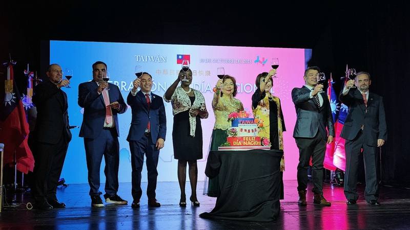 駐阿根廷代表謝妙宏（右4）與多國外交使節、旅阿僑領舉杯祝賀雙十國慶，強調台海和平與穩定關乎全球安全，呼籲國際社會共同維護民主與自由價值。