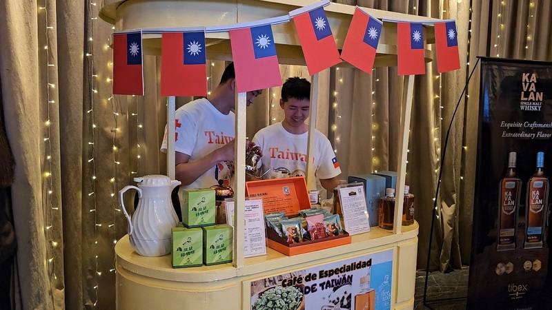 駐阿根廷代表處國慶酒會賓客除了品嘗到台式滷肉飯、發糕外，並享用台灣本土種植的精品咖啡，咖啡特以黑熊跳探戈包裝象徵台灣人情味與阿根廷熱情交流。