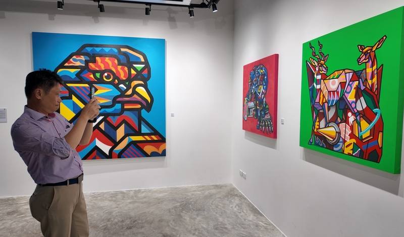 台灣、泰國、日本和歐美等12名藝術家在曼谷展出塗鴉作品，吸引民眾參觀拍照。