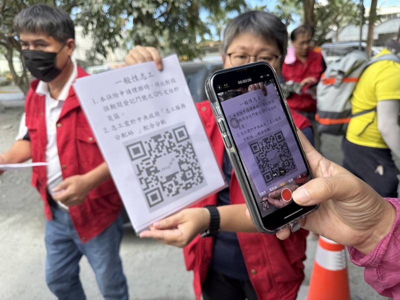 中央災害應變中心前進協調所10日下午宣布，花蓮光復災區志工保險開放一般性志工「鏟子超人」投保，每次加保以3天為限，每人保額新台幣100萬元。