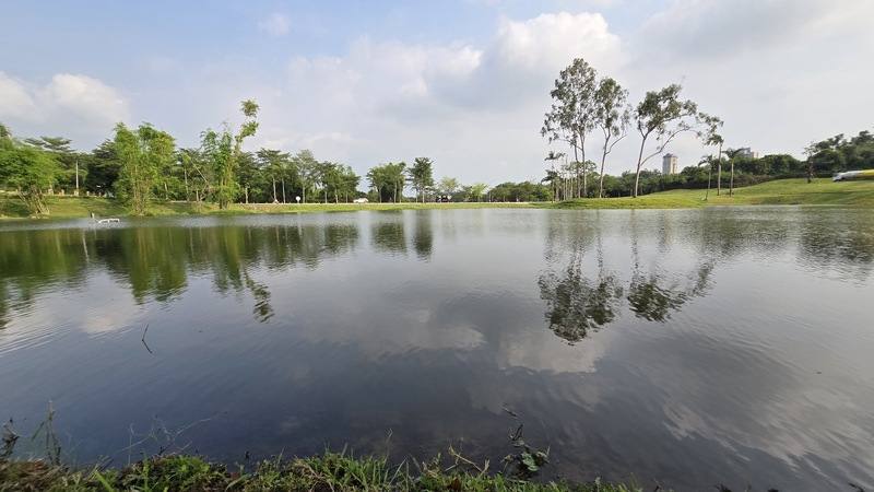 The silhouette of the blue sky and greens cast upon the Cheng Ching lake in Kaoshiung's Green Park on Thursday. CNA photo Oct. 9, 2025
