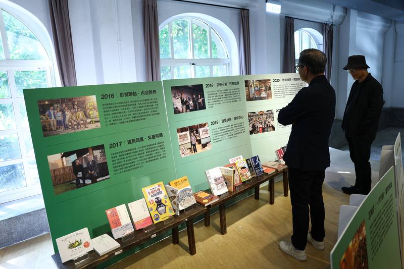 遠流50故事展暨感恩茶會9日在台北華山文創園區登場，透過展覽方式呈現遠流出版社近50年以來的編輯故事與代表性出版作品，邀請民眾參觀。