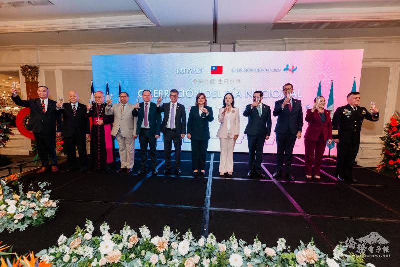 張俊菲與瓜國副總統、行政首長及僑界代表共同舉杯慶祝我國國慶