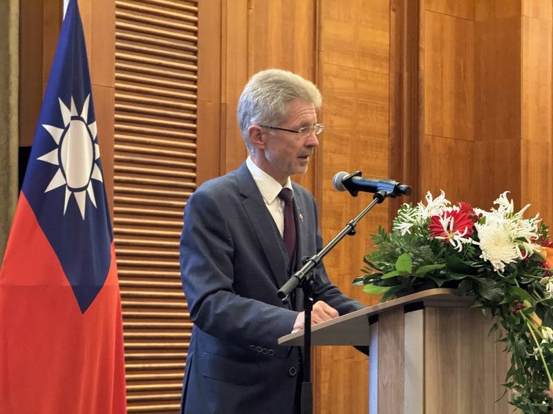 駐捷克代表處8日舉行114年雙十國慶酒會，捷克參議院議長維特齊致詞時表示，捷克與台灣維持良好合作，他對近期故宮捷克展中的鯉魚印象深刻，台灣的鯉魚逆流而上的精神，象徵耐力與克服困難的力量，代表兩國應共同追求自由、真理與正義。